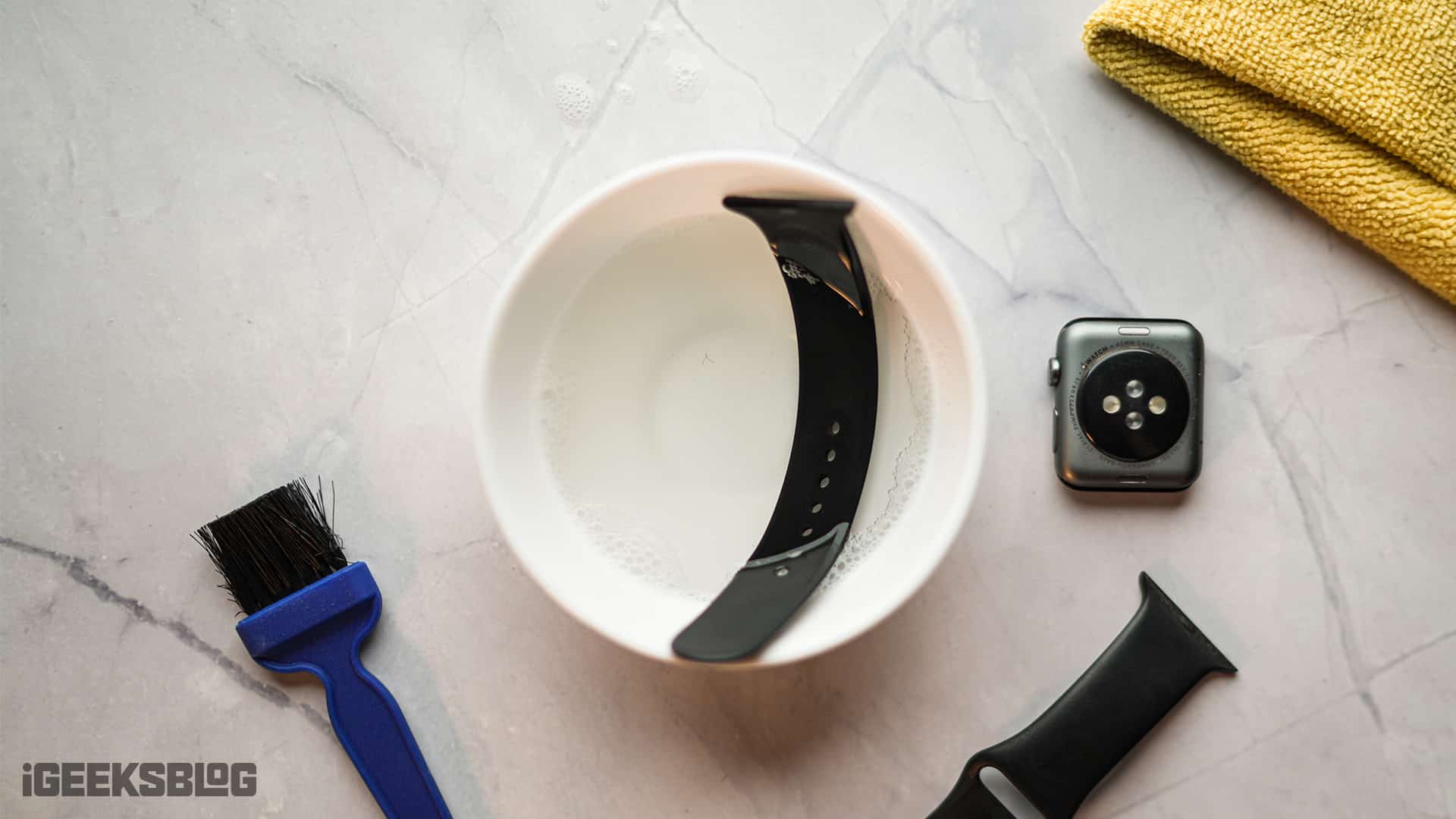 Cleaning a rubber or silicone Apple Watch strap.