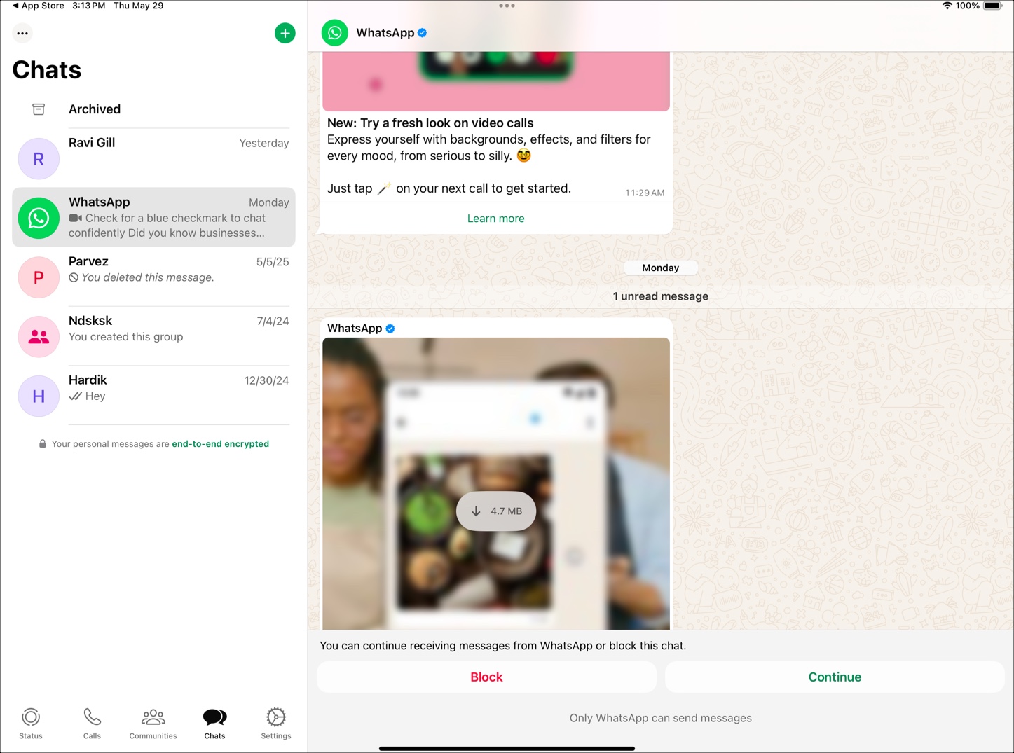 Split screen interface in whatsapp messenger on ipad