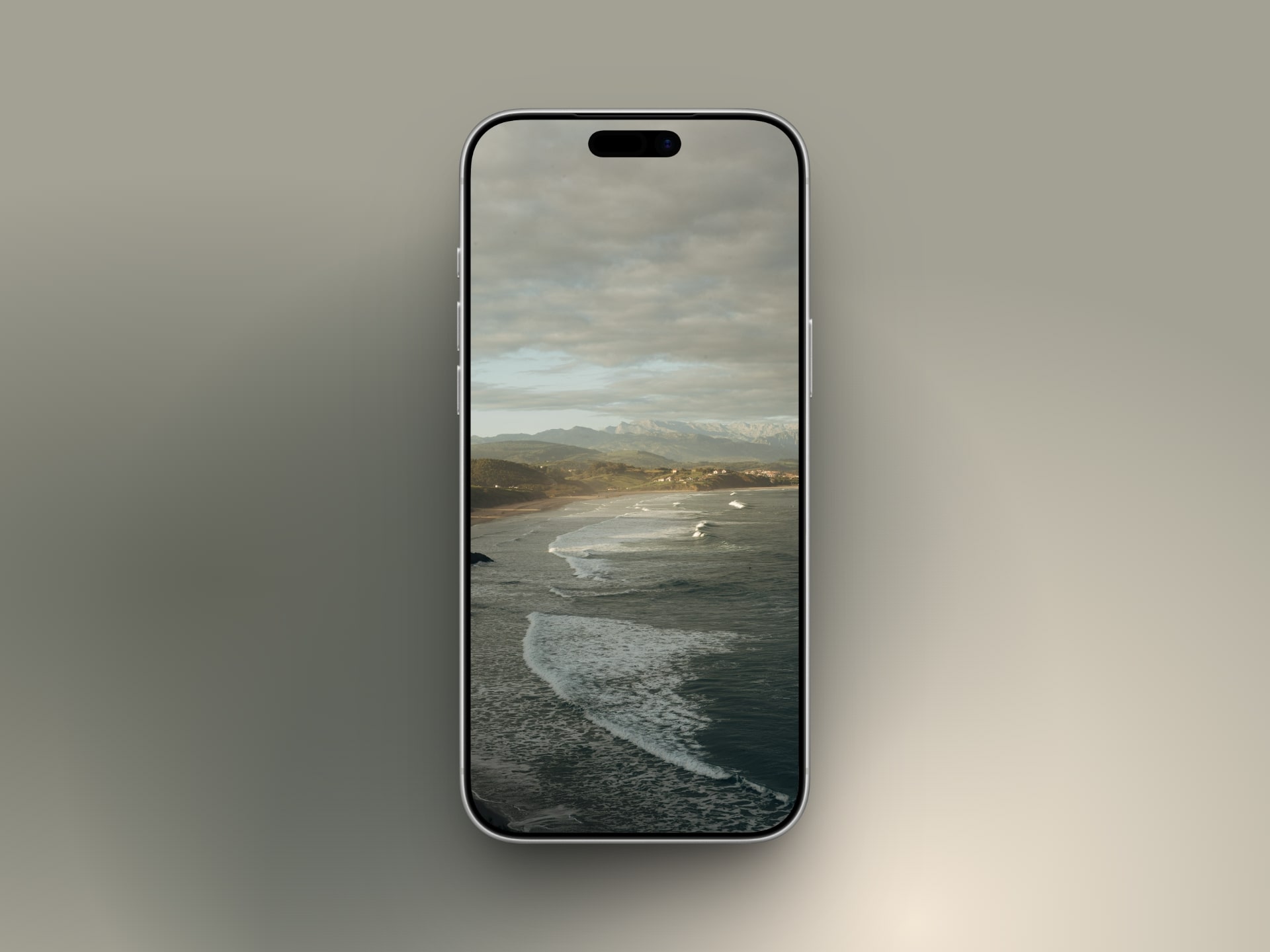 Misty sea against sky   depth effect wallpaper