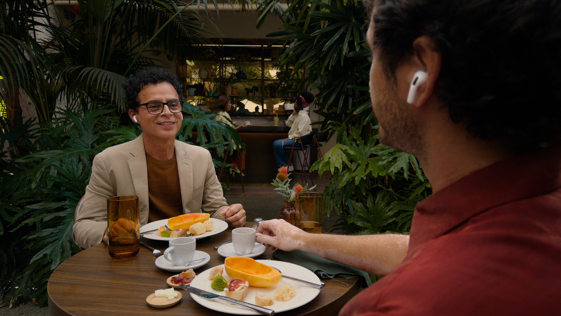 Use airpods pro 3 for translation