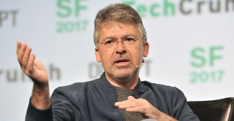 ai-cheif-stepping-down-over-siri-delays