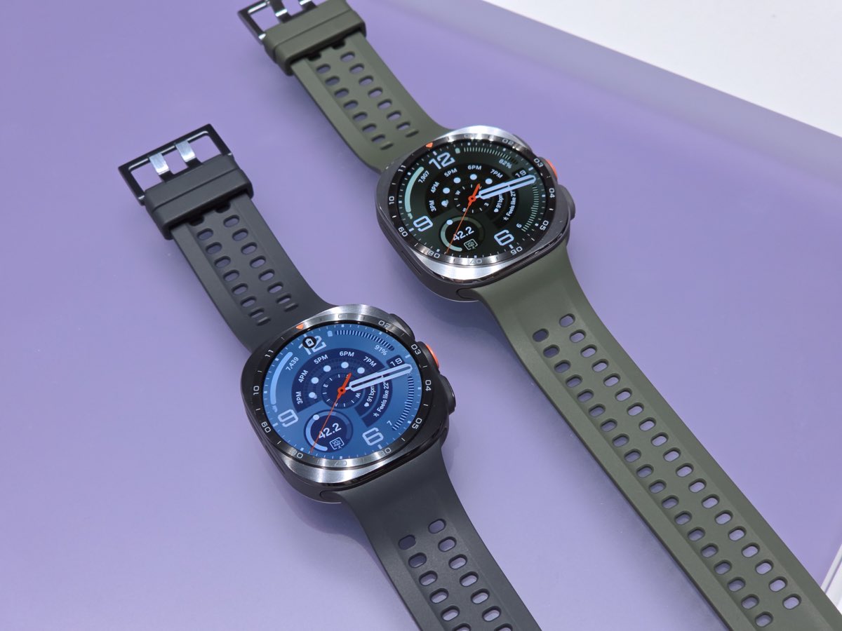 Two Samsung Galaxy Watch Ultra2 models on a purple surface